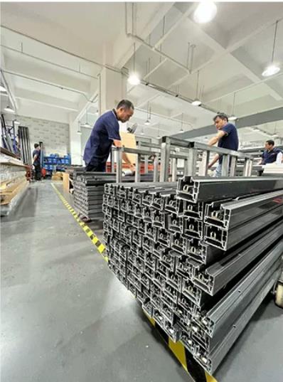 尚品森林型材加工现场